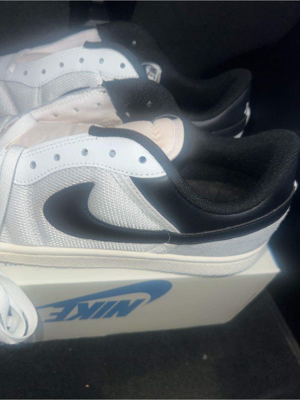Nike Air Jordan Skyline Low Summit White Black Sneakers IQ0704-101 Sz 11.5W/10M - Picture 2 of 8